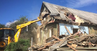 Промышленный демонтаж пристроек к дому в Соликамске | Цены от 562 руб. за м2