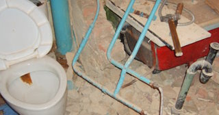 Профессиональный демонтаж перегородки ванной и туалета в Соликамске - от 562 рублей
